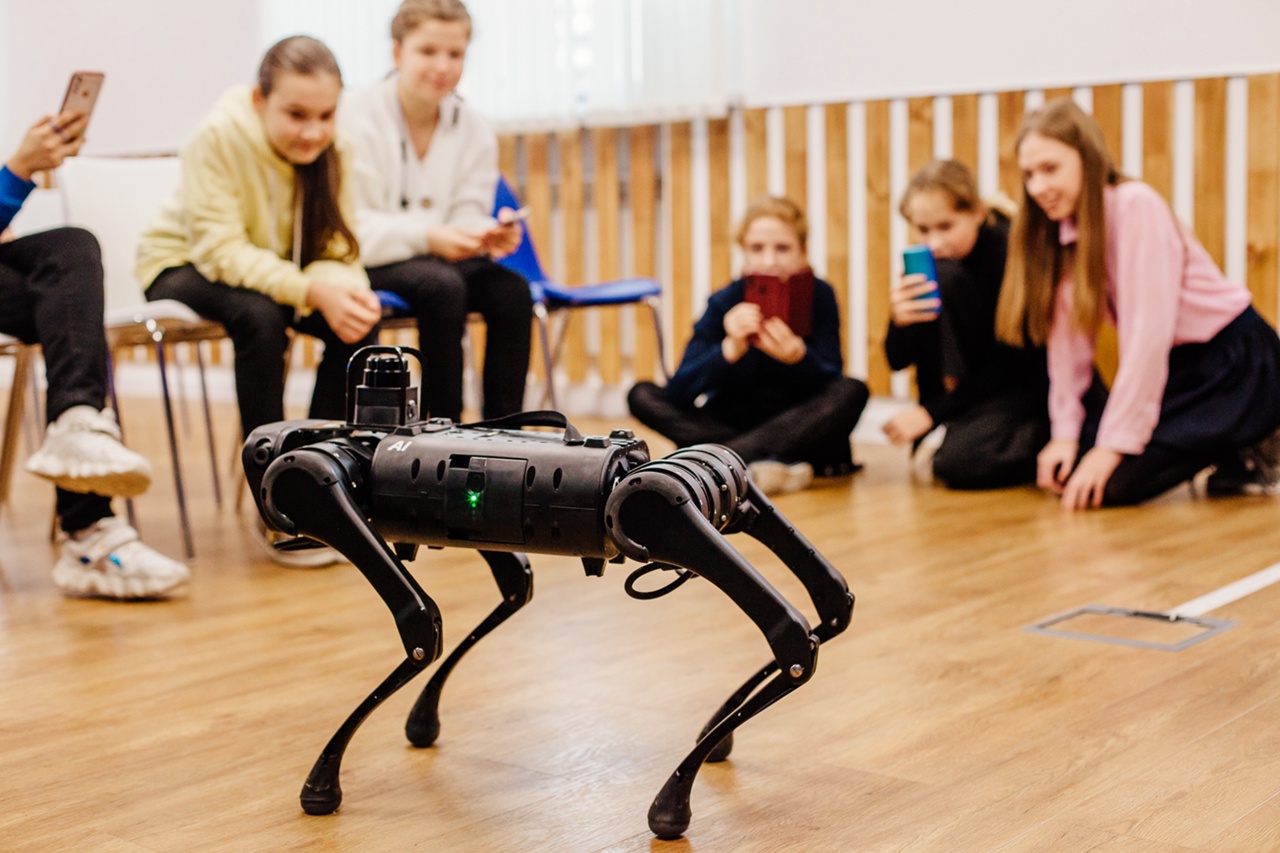 Дети научатся управлять роботом-собакой и роботанком