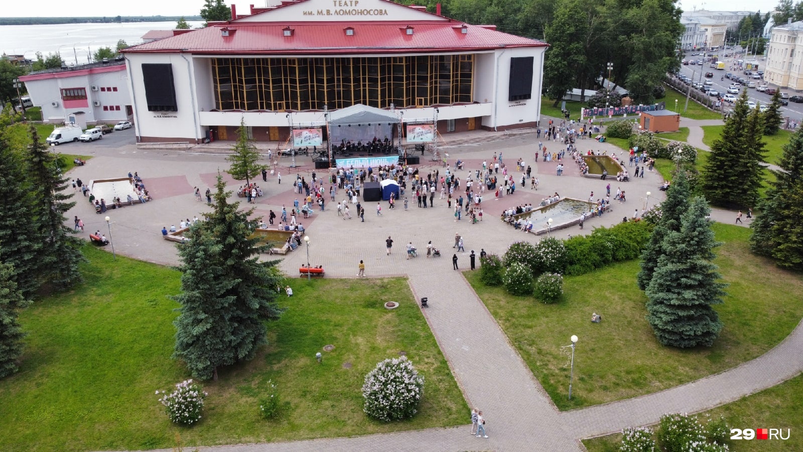В 15:00 на площади перед драмтеатром началась музыкальная программа фестиваля «Белый июнь». Днем зрителей там было не очень много В 15:00 на площади перед драмтеатром началась музыкальная программа фестиваля «Белый июнь». Днем зрителей там было не очень много