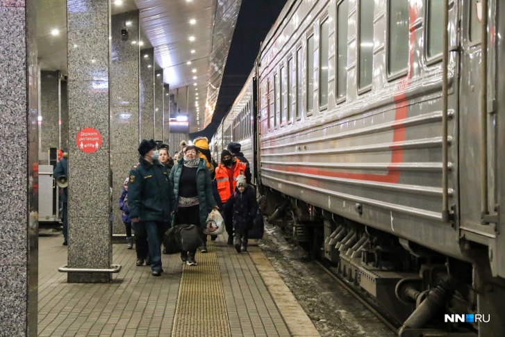 Специалисты проводят анкетирование беженцев, чтобы выяснить их профессиональные навыки Специалисты проводят анкетирование беженцев, чтобы выяснить их профессиональные навыки