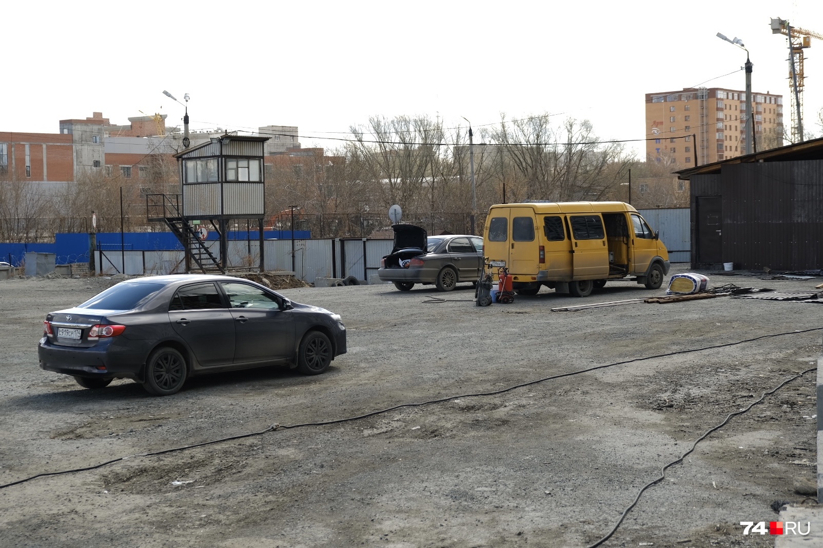 Площадку огораживают и ставят под охрану Площадку огораживают и ставят под охрану