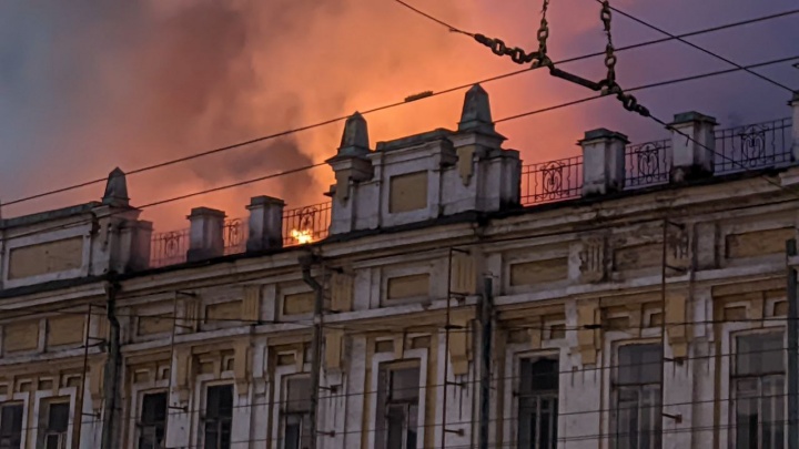 Огонь с горящего здания ТЮЗа может распространиться дальше — мэрия Иркутска