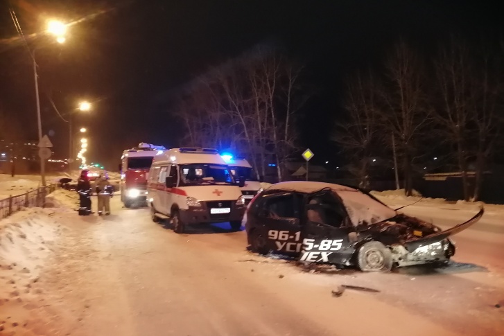 Трех человек с места ДТП увезли в больницу Трех человек с места ДТП увезли в больницу