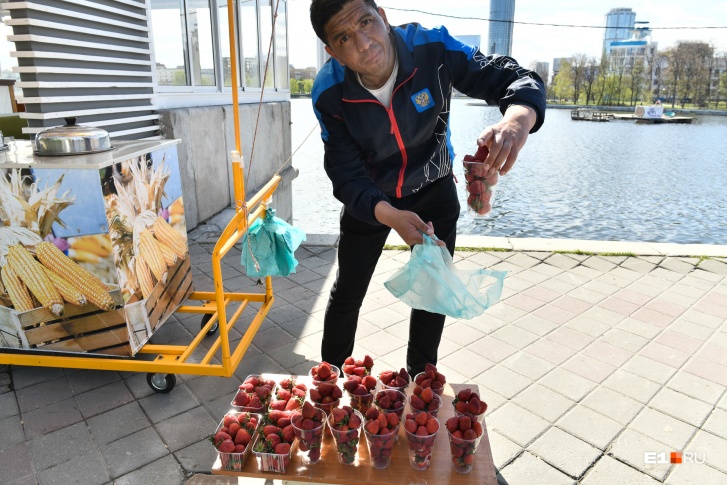 В теплые дни клубнику в Екатеринбурге продают вдоль всей набережной Исети