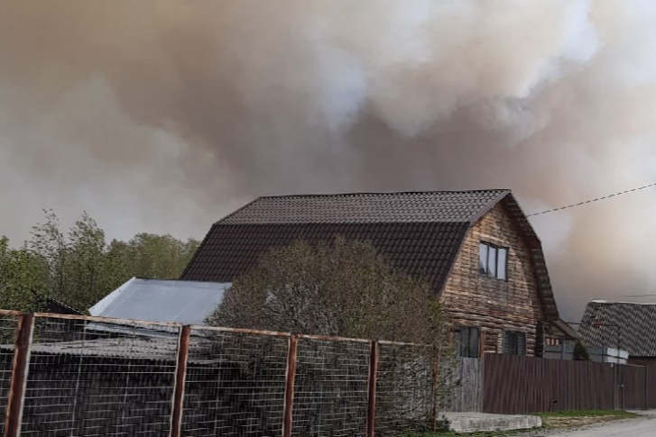 Дым у жилых застроек в поселке Богандинском