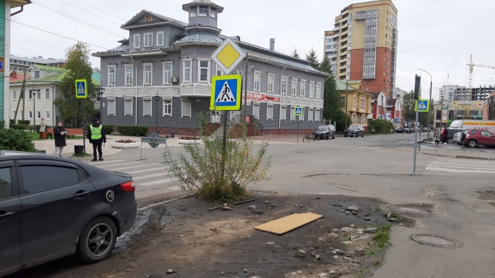 В центре Архангельска перекрыли дорогу