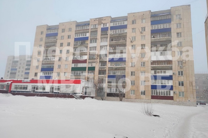 В этом доме преступник удерживал женщину и ее сына В этом доме преступник удерживал женщину и ее сына