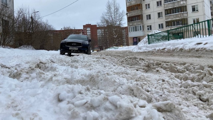 «За зиму снег не убирали вообще»: жители улицы Шмидта на Садовом пожаловались на нечищеные дороги