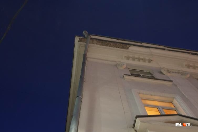 В Екатеринбурге с крыши здания в центре города прямо на тротуар обвалилась штукатурка