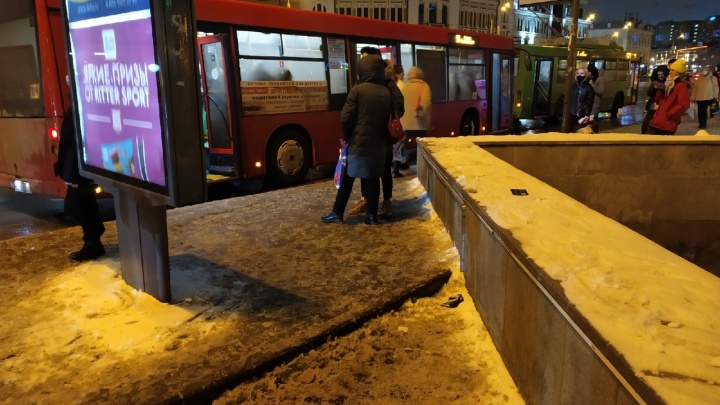 В Казани пассажиры ударили водителя автобуса в грудь «розочкой». Их ищет полиция
