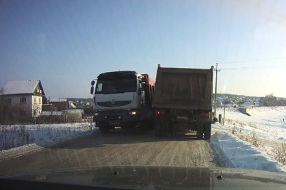 «Разрушают дамбу и не дают спокойно жить»: жители Екатеринбурга страдают от грузовиков-нарушителей