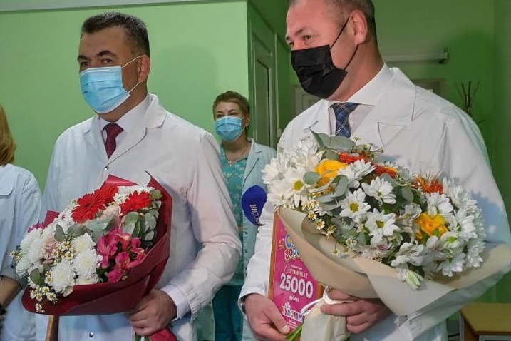 Сити-менеджер Читы Александр Сапожников и глава города Евгений Ярилов вручают букеты матери первой новорожденной Дня города Сити-менеджер Читы Александр Сапожников и глава города Евгений Ярилов вручают букеты матери первой новорожденной Дня города