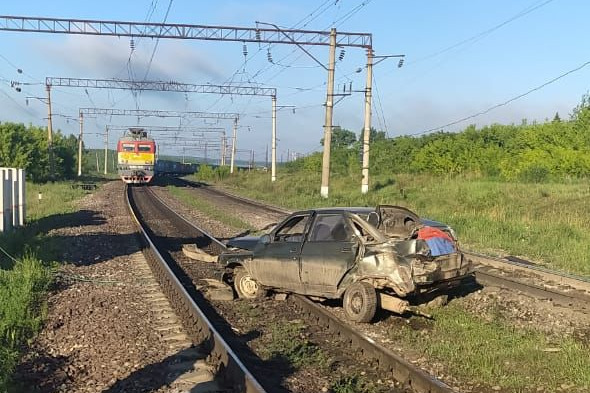 Удар пришелся в заднюю часть автомобиля. Водитель не пострадал Удар пришелся в заднюю часть автомобиля. Водитель не пострадал