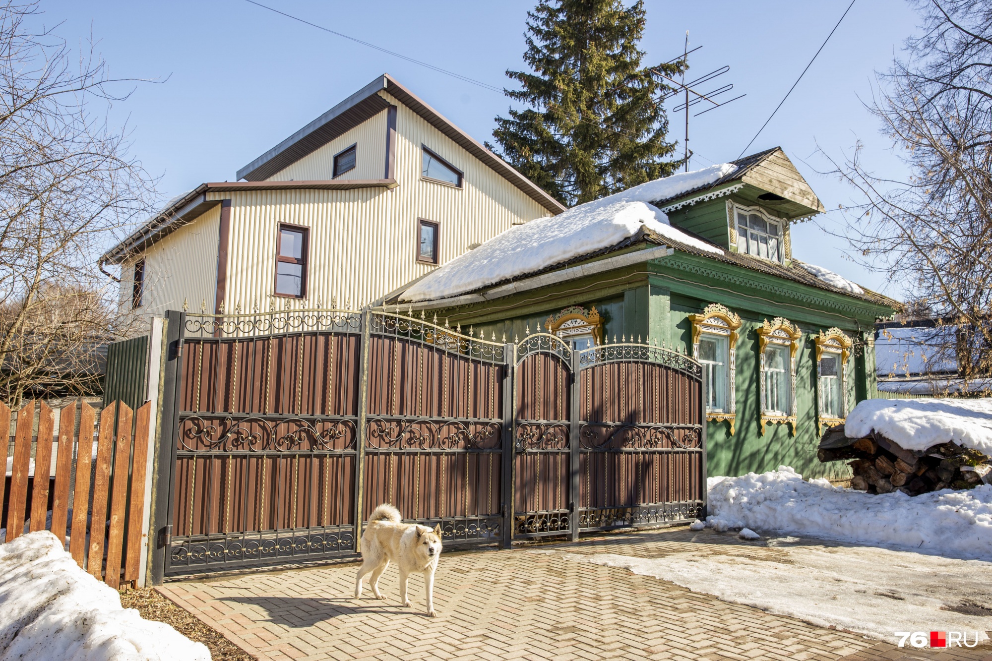 К дому с наличниками пристроили еще один дом. И отгородились роскошной калиткой К дому с наличниками пристроили еще один дом. И отгородились роскошной калиткой