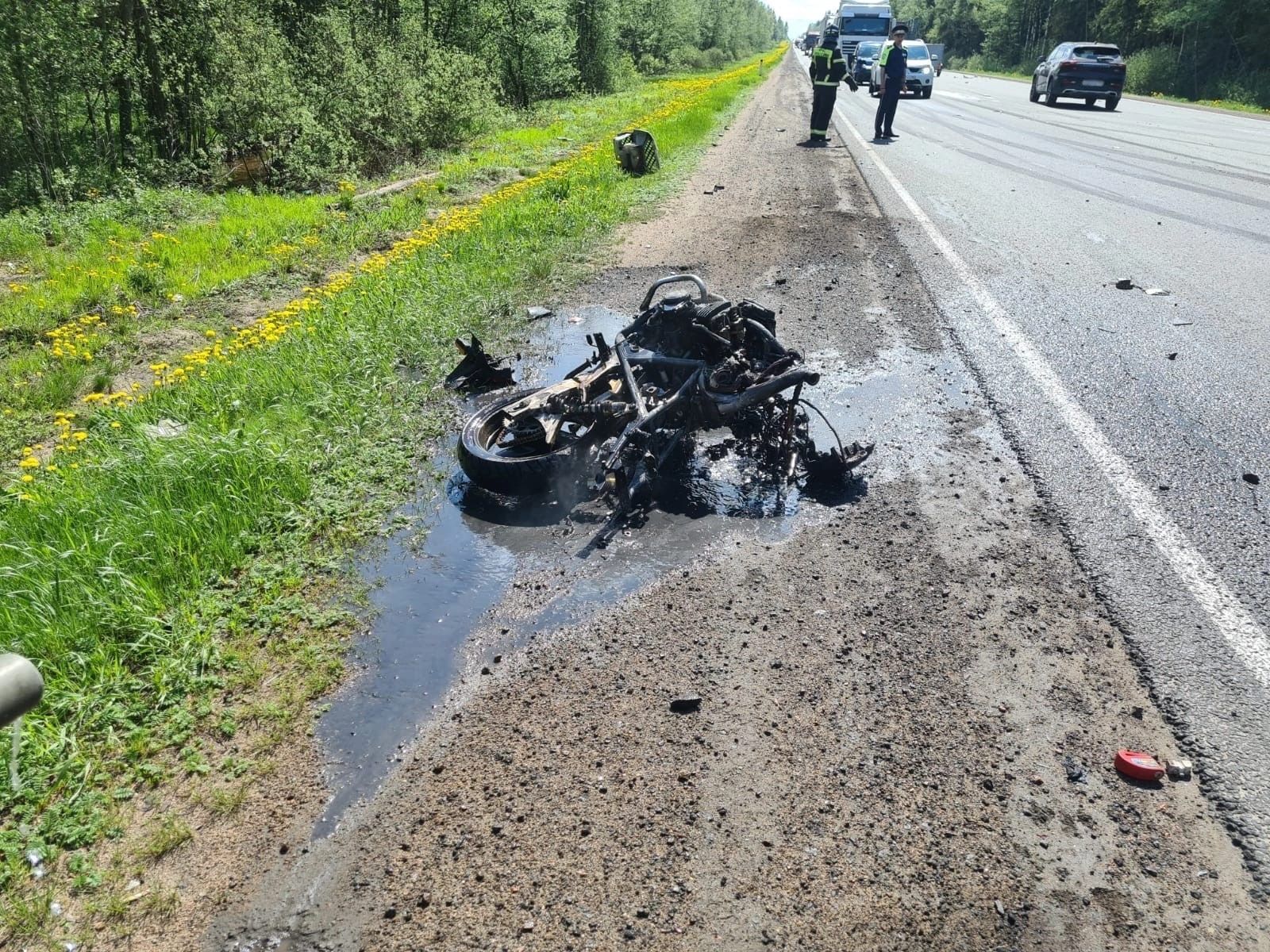 Байкер разбился о грузовик на Киевском шоссе. Мотоцикл вспыхнул от удара