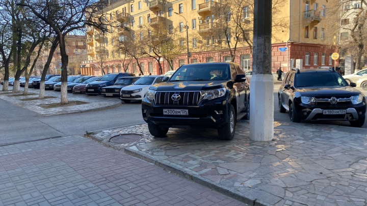 «А если мы по капоту пройдем — это будет нарушением?»: автохамы Волгограда отобрали тротуары у пешеходов