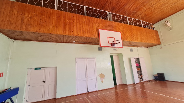 Вместо трещин на стенах — современный ремонт: кто и когда переделает спортзал школы в Затоне