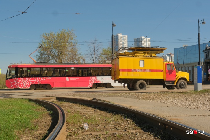 Аварийная служба устраняет последствия ДТП с трамваем на «Разгуляе»