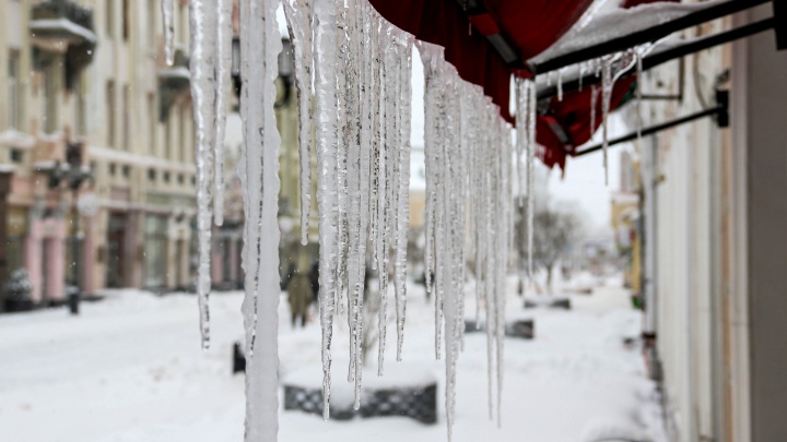 Ледяная глыба упала в нескольких сантиметрах от мамы с ребенком на улице Родионова