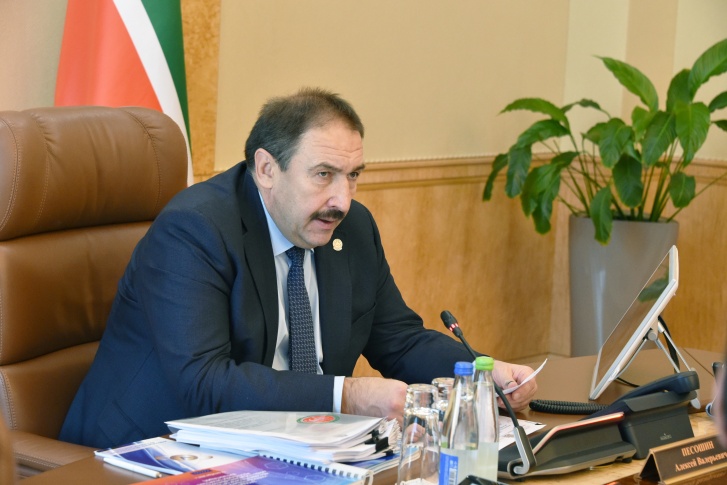 Имя премьер-министра стоит под всеми официальными документами кабмина, но подписи нет Имя премьер-министра стоит под всеми официальными документами кабмина, но подписи нет
