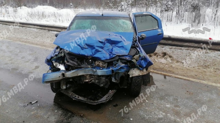 Машина всмятку: в ДТП в Ярославской области пострадала молодая женщина