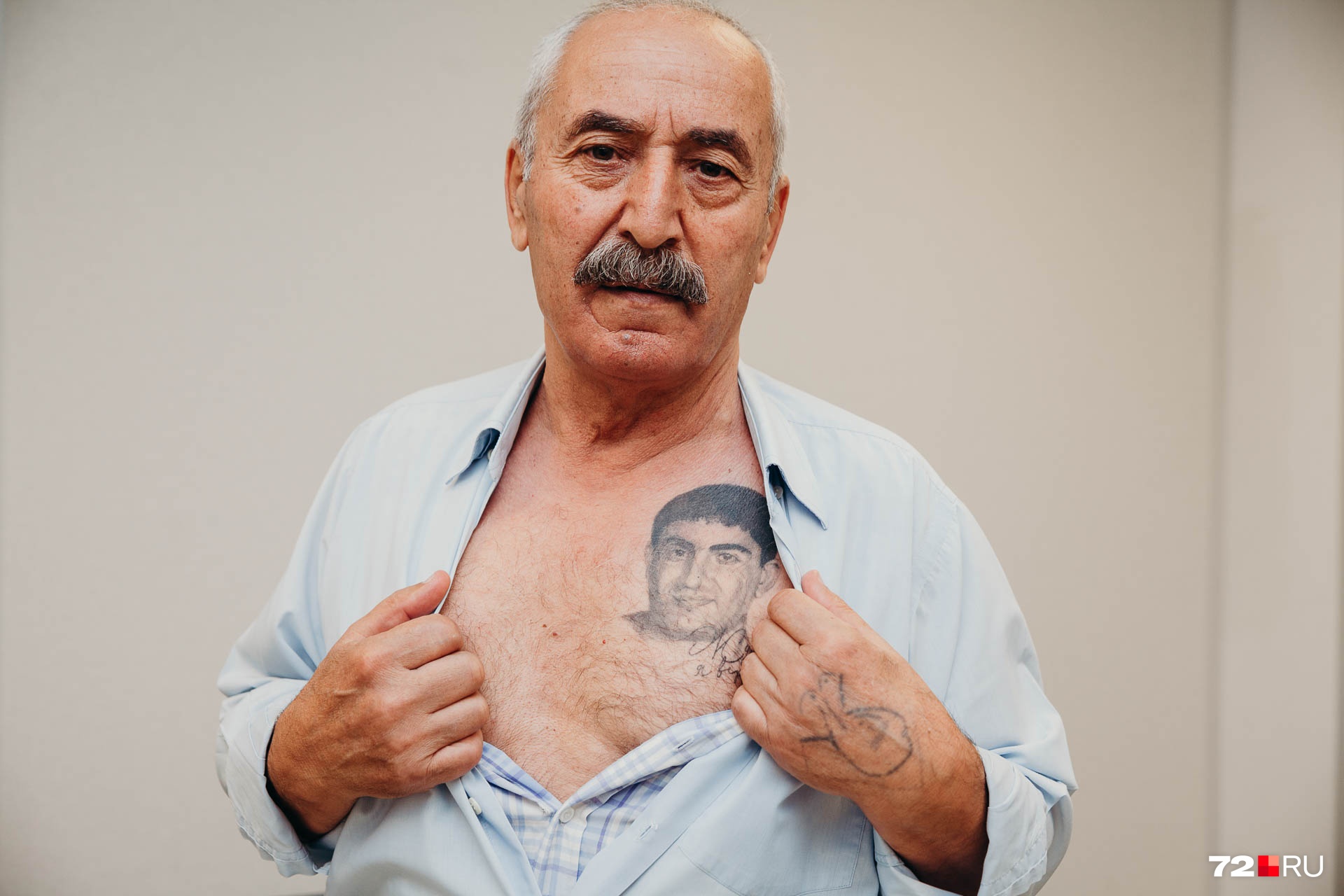 Николай Шушанов сделал на груди тату с портретом сына. Под портретом надпись: «Жди, я вернусь». Николай Шушанов говорит, что в его сердце сын всегда будет жив