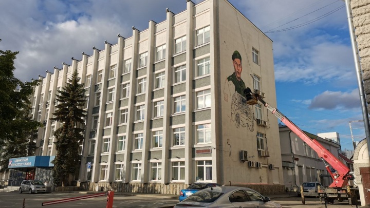 В Екатеринбурге нарисовали граффити на три этажа, посвященные спецоперации. Публикуем фото