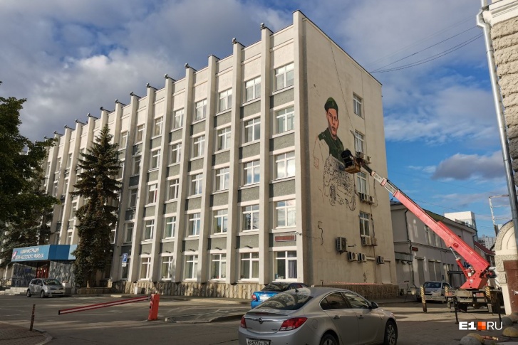 На здании рисуют реального человека — рядового из Полевского Андрея Хасанова