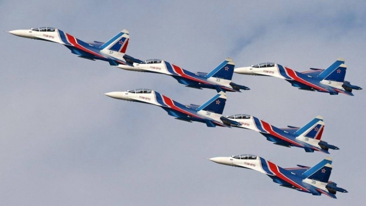 Пилотажная группа «Русские Витязи» совершила тренировочный полет в Сургуте