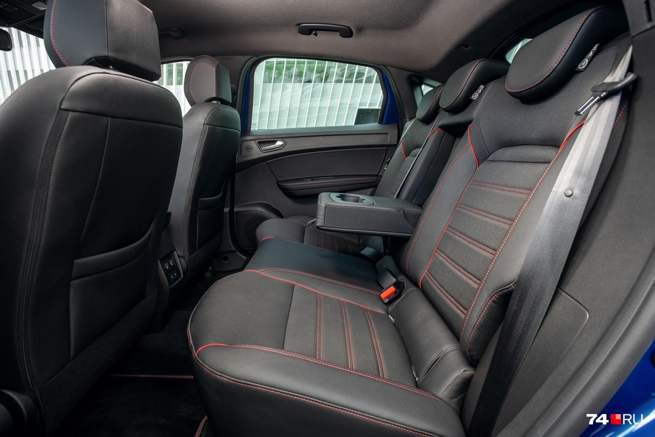 По просторности задних сидений машина близка к более крупным игрокам сегмента, вроде Skoda Octavia и Toyota Corolla