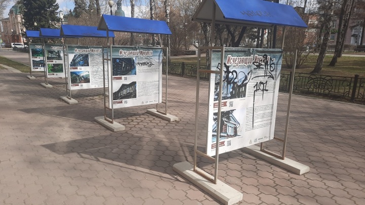 Вандалы испортили стенды уличной выставки, посвященной проекту «Исчезающий Иркутск»