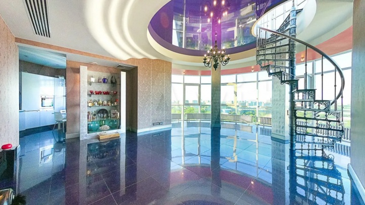 В Екатеринбурге за 25 млн рублей продают шикарную квартиру с сауной и стеклянным куполом