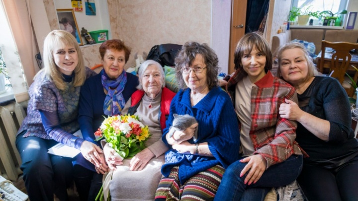 Жительница Югры отметила 100-летний юбилей. Нина Жукова читает без очков и пользуется интернетом