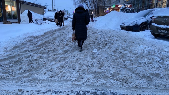 «Хватит испытывать наше терпение»: казанский чиновник отчитал управляющие компании за нечищеный снег