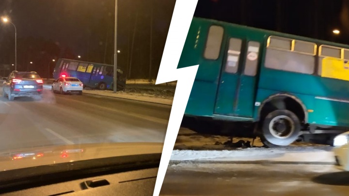 В Екатеринбурге на улице Вильгельма де Геннина пассажирский автобус улетел в кювет