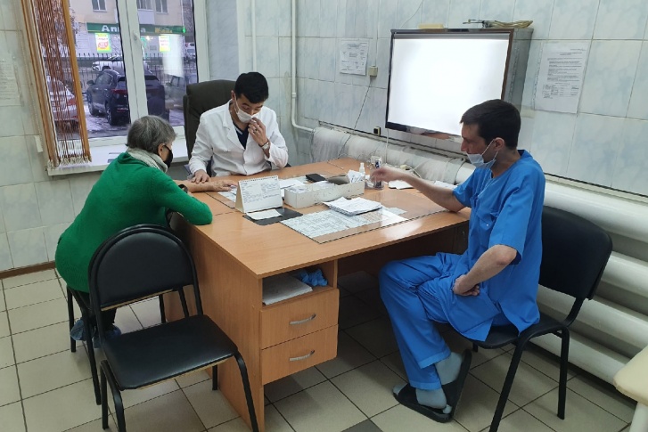Травматолог Александр Кузнецов продолжает прием, несмотря на конец своей смены