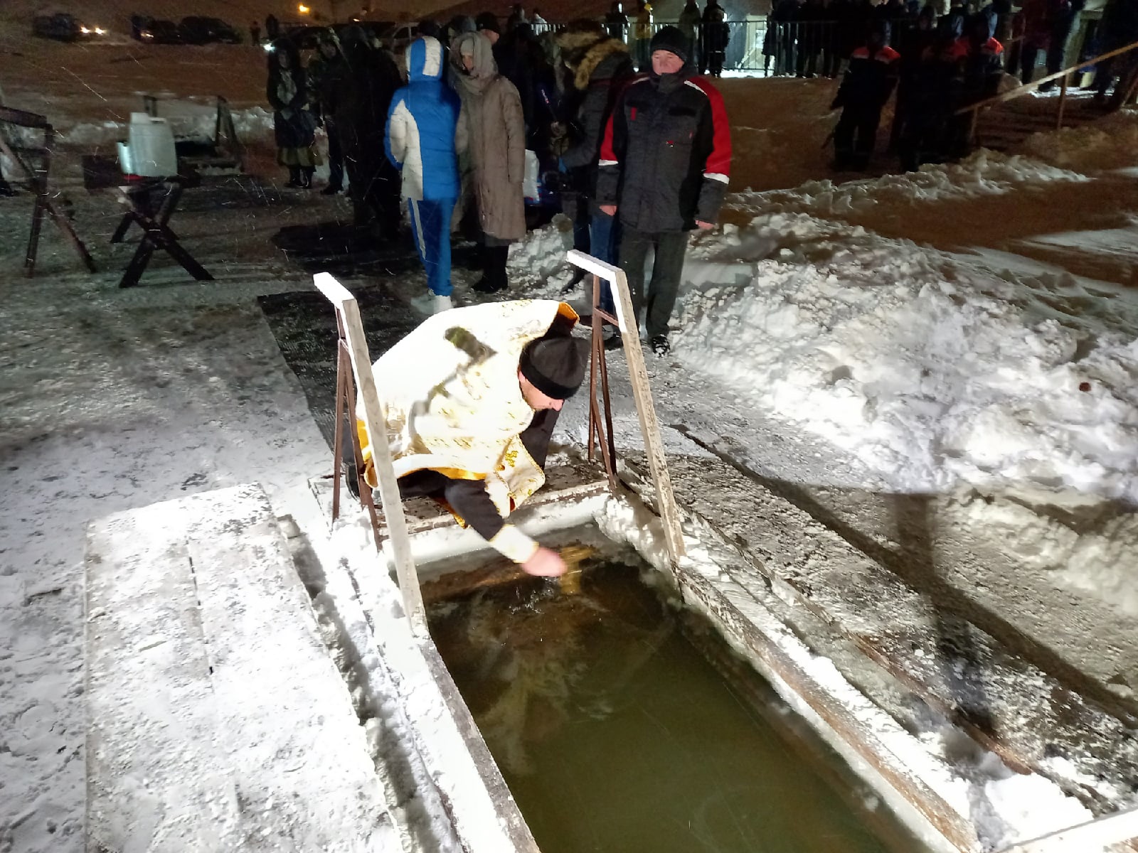 Воды освятил священник Воды освятил священник