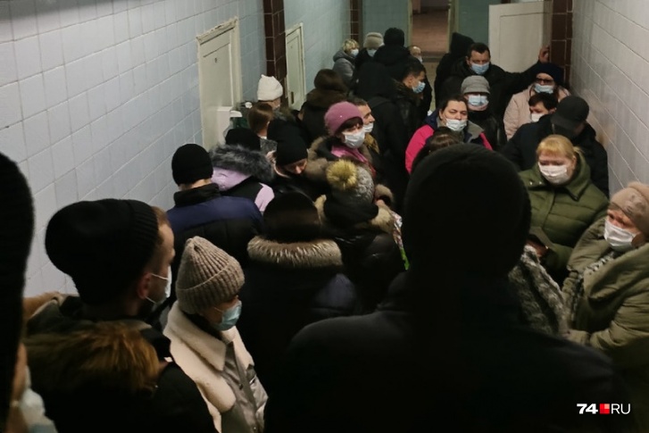 В регионах люди часами ждут приема врачей В регионах люди часами ждут приема врачей