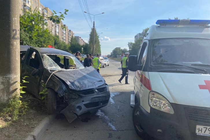 Авария унесла жизни двух пассажиров Renault