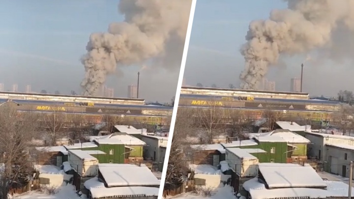Производственное здание горит на Большевистской — над ним поднялся столб дыма