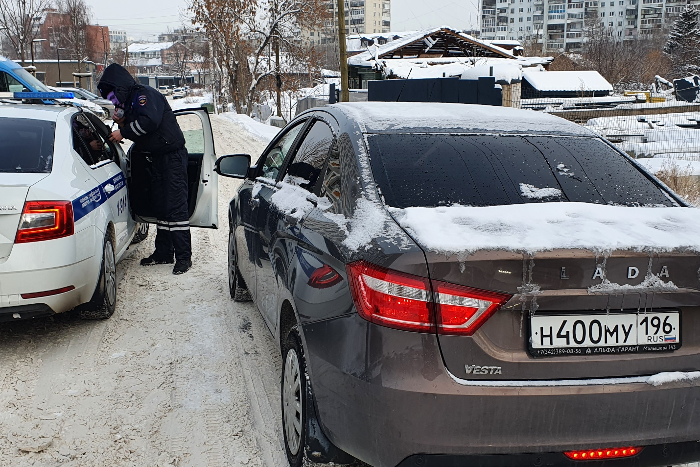 В Екатеринбурге после погони задержали водителя-бесправника с подложными номерами