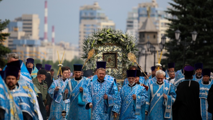 Больше 3 тысяч верующих прошли в центре Казани: фоторепортаж с крестного хода