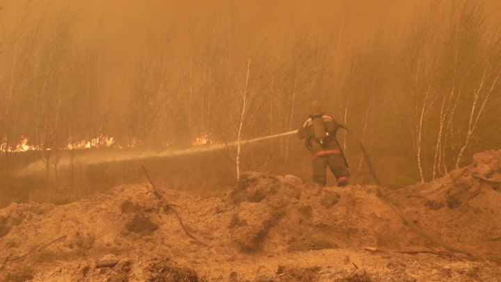 Пожарные в Зауралье отстояли населенные пункты, к которым вплотную подошел огонь