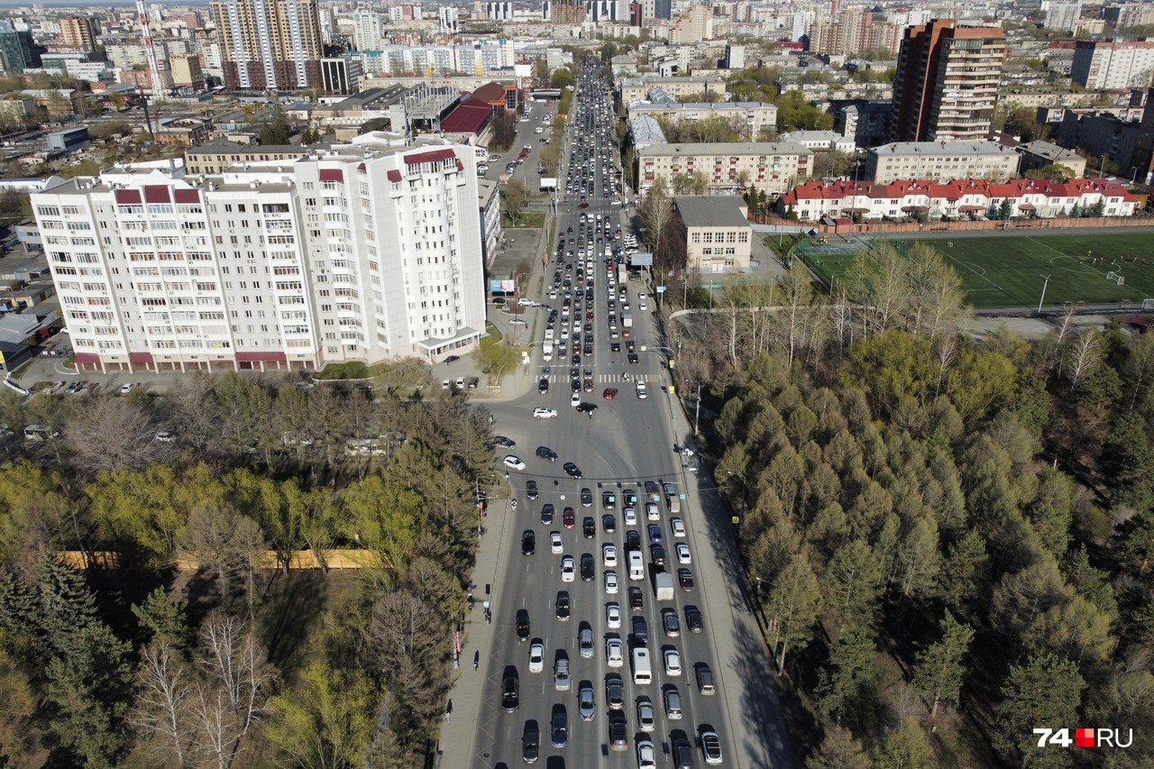 Это час пик в пятницу вечером. Хорошо видно, что до пересечения с Лесопарковой улица Худякова стоит в пробке (со стороны железнодорожного вокзала) Это час пик в пятницу вечером. Хорошо видно, что до пересечения с Лесопарковой улица Худякова стоит в пробке (со стороны железнодорожного вокзала)
