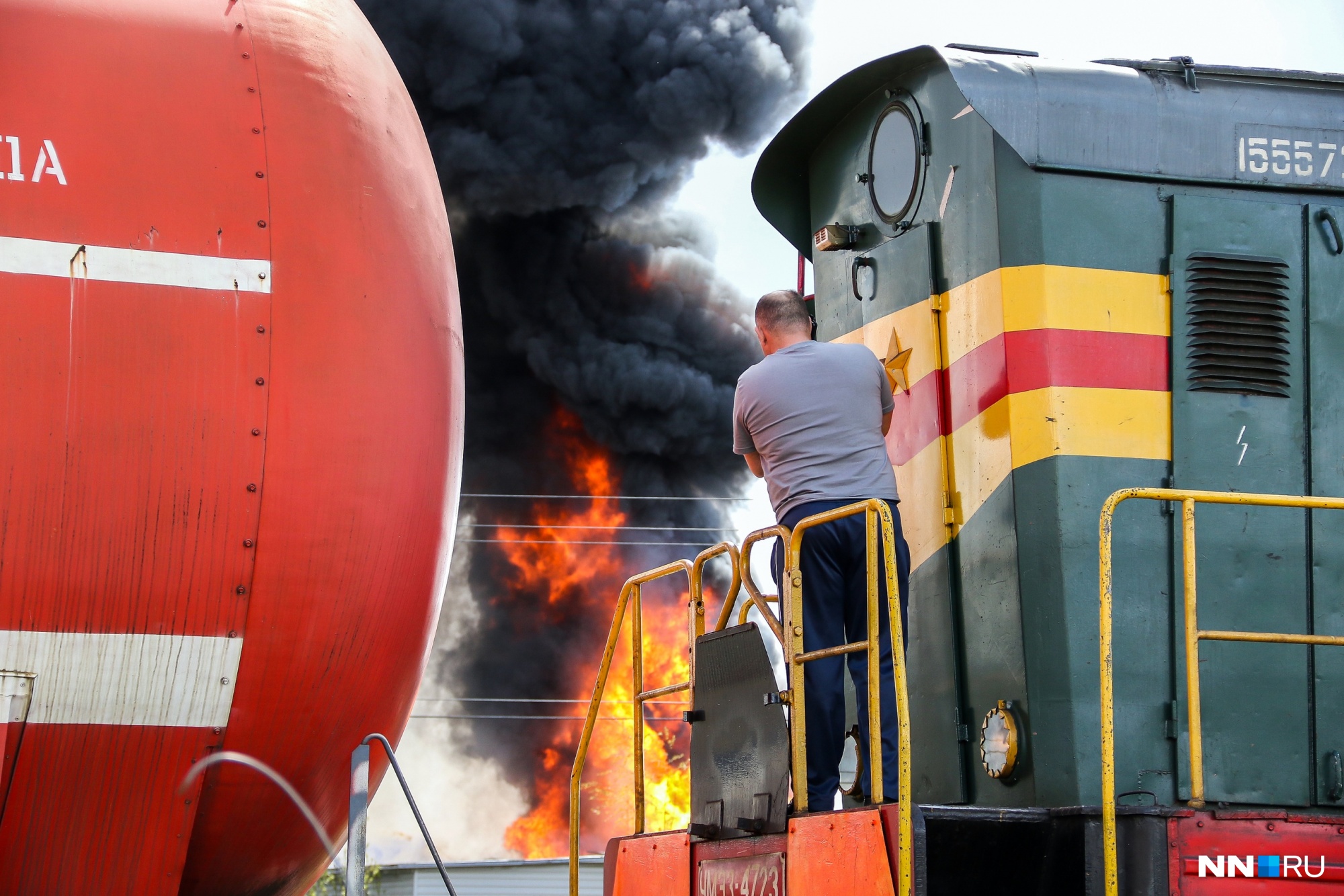 Пожарный поезд подкатил к месту пожара, когда языки пламени полыхали по всей площади предприятия