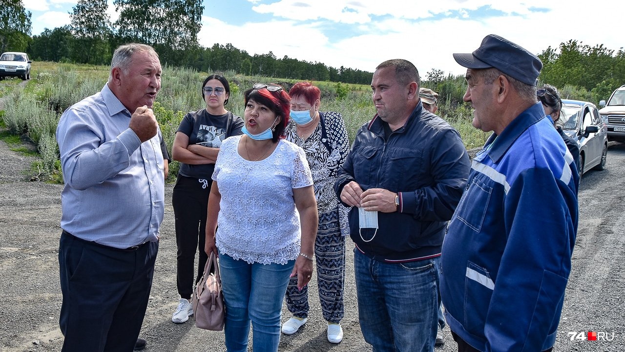 В прошлом году к возмущенным жителям вышел глава Муслюмовского сельского поселения Айрат Хафизов (слева) В прошлом году к возмущенным жителям вышел глава Муслюмовского сельского поселения Айрат Хафизов (слева)