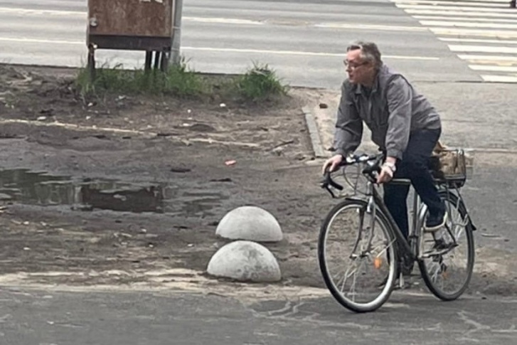 Фотографии северодвинского велосипедиста появились в нескольких городских пабликах