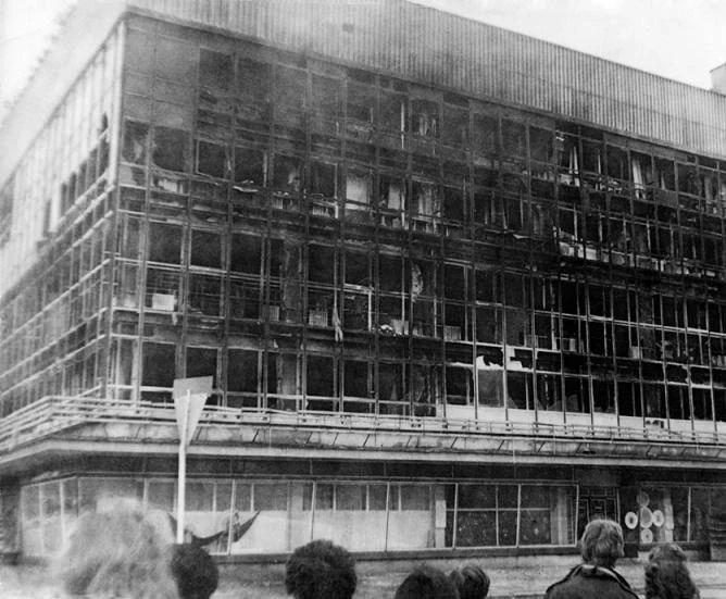 Жители города смотрят на сгоревший универсам утром 4 апреля 1982 года