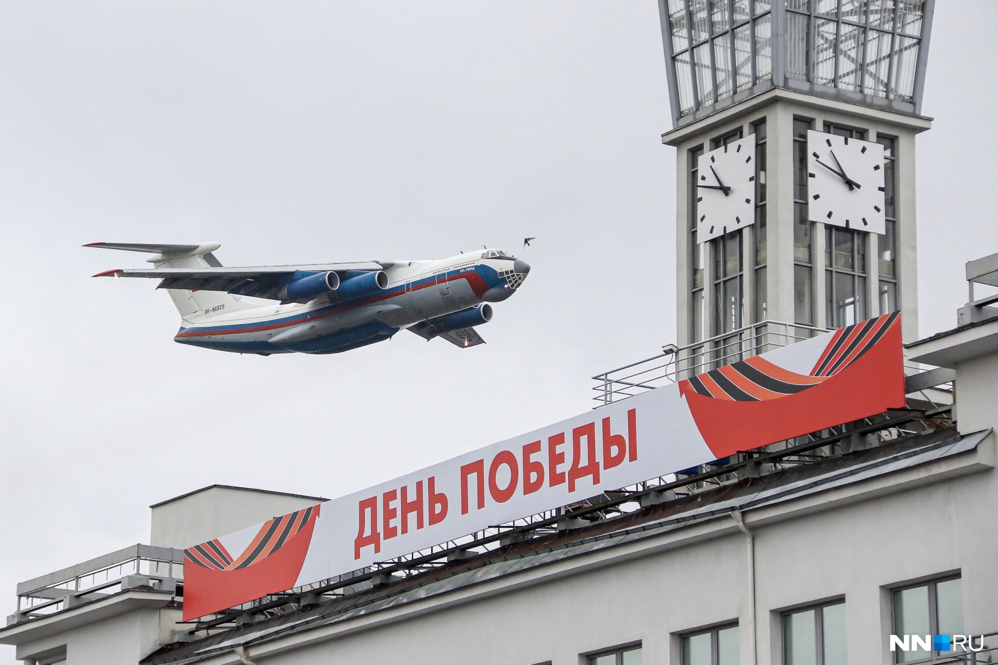 Низко пролетел военно-транспортный самолет Ил-76