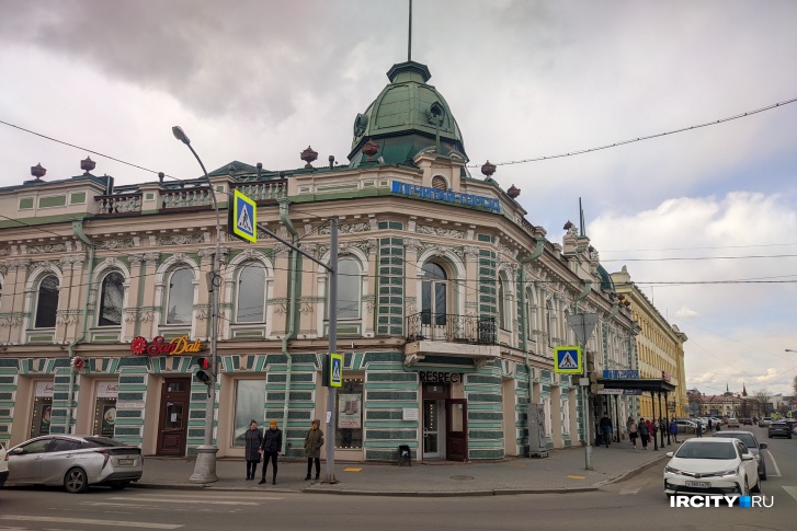 Дом Плетюхина расположен на перекрестке улиц Карла Маркса, Пролетарской и Горького