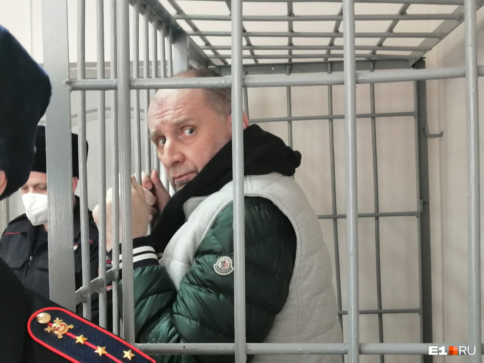 В Екатеринбурге экс-лидера ОПГ, подозреваемого в убийстве, освободили из-под стражи. Объясняем почему